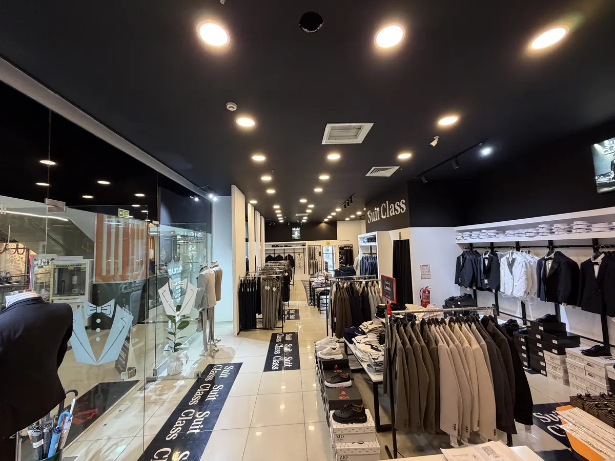 SUIT CLASS mağaza içi, girişten bakış