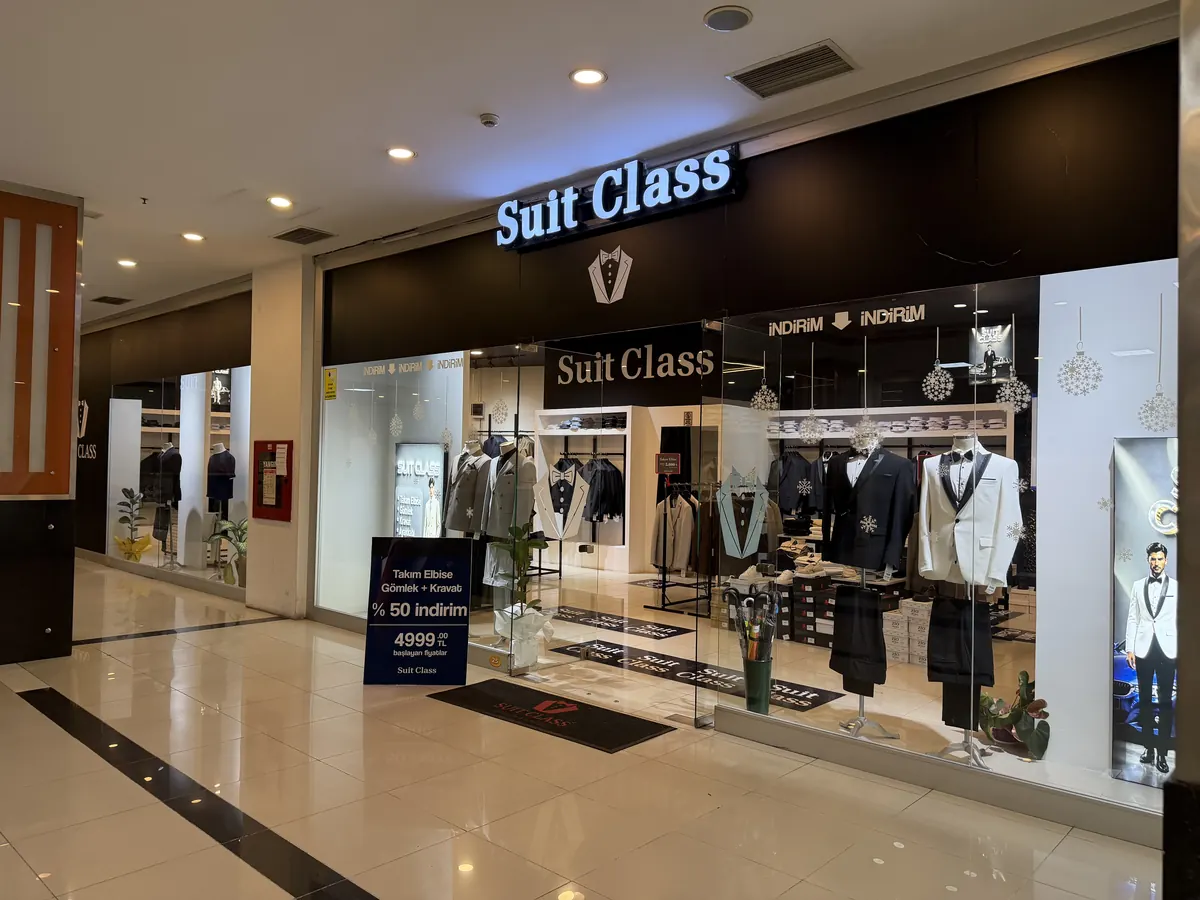 AY CITY AVM’de SUIT CLASS mağaza girişi ve vitrin